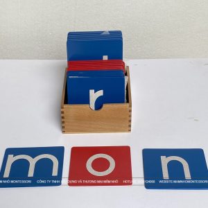 Hộp với bộ chữ cái cát - in thường Tiếng Anh ( Tiếng Việt )