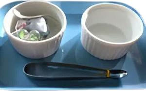 Bài học dùng kẹp nhỏ để di chuyển đồ vật